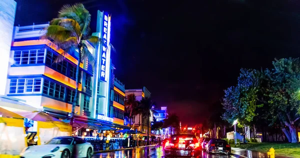 Hotel Breakwater na světě proslulých oceánů v noci — Stock fotografie