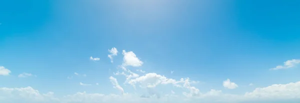 Голубое небо и белые облака Гваделупы — стоковое фото
