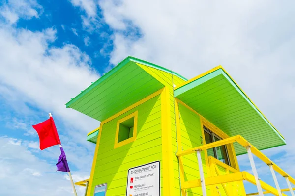 Grüner und gelber Rettungsschwimmturm am Strand von Miami — Stockfoto