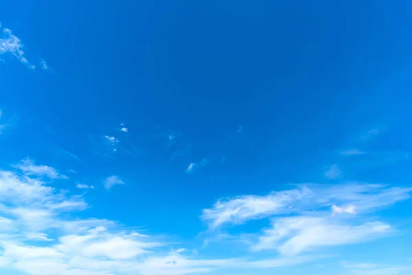Małych chmur i błękitne niebo, na wiosnę — Zdjęcie stockowe