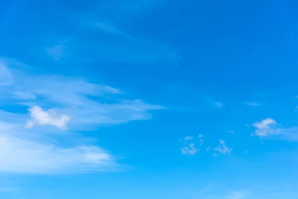 Cielo azul con nubes blancas y suaves en primavera —  Fotos de Stock