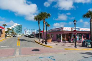 Daytona Beach sahilinde hediyelik eşya dükkanları ve restoranları
