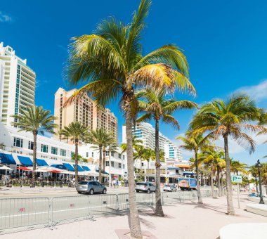 Fort Lauderdale sahil şeridinde yürüyen insanlar
