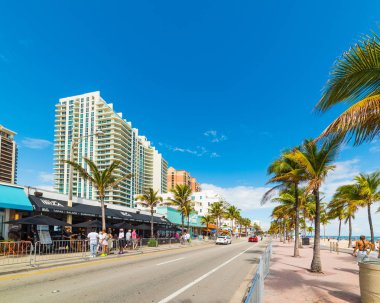 Güneşli bir günde South Fort Lauderdale Beach Bulvarı'ndaki insanlar