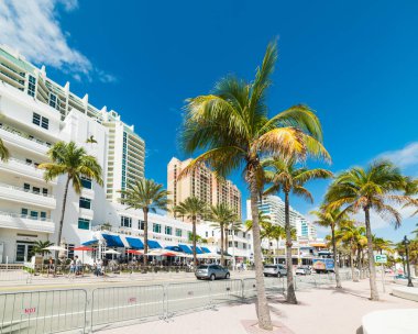 Güneşli bir günde Fort Lauderdale sahilinde yürüyen insanlar