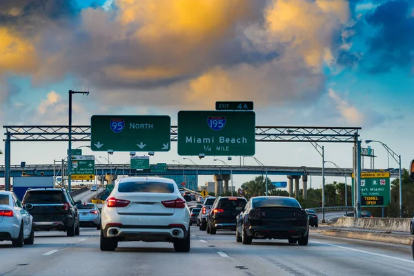 Ciemne chmury nad Interstate 95 o zachodzie słońca w Miami — Zdjęcie stockowe