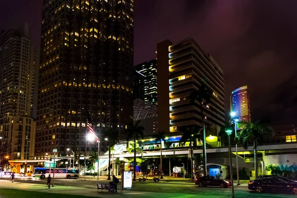 Arranha-céus no centro de Miami à noite — Fotografia de Stock