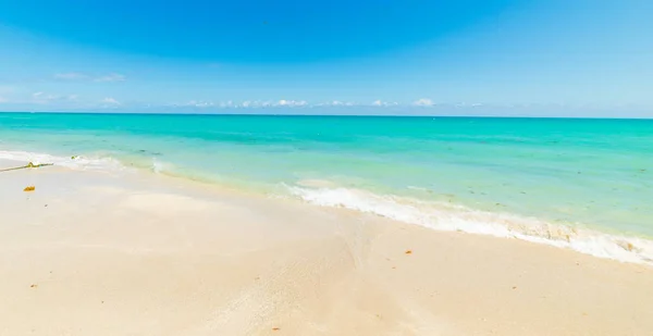 Tyrkysová voda a bílý písek v Miami Beach — Stock fotografie