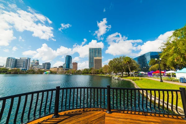 Houten terras in park Lake Eola in Orlando — Stockfoto