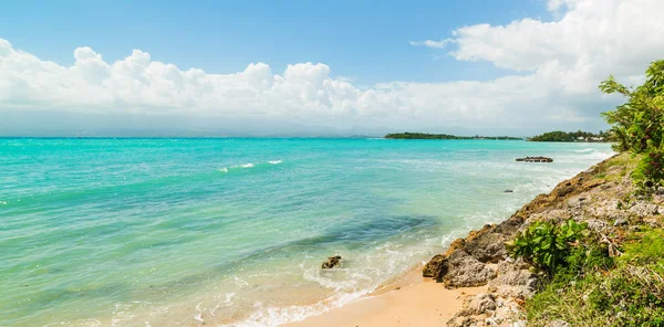 Mar turquesa en la costa de Bas du Fort en Guadalupe — Foto de Stock