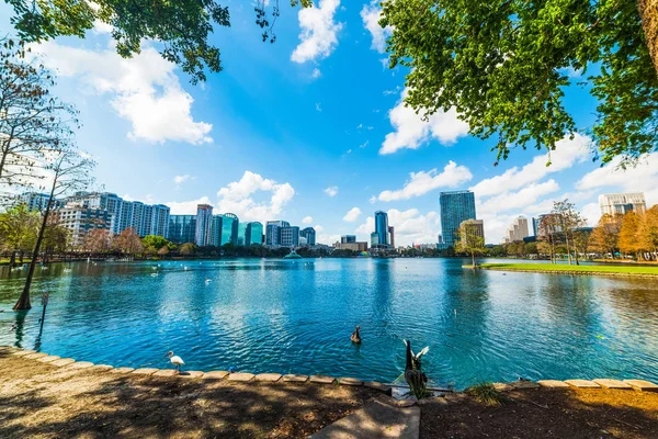 Güneşli bir günde Orlando Lake Eola park