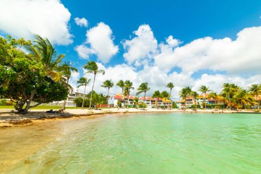 Guadeloupe bulutlu bir gökyüzü altında Bas du Fort plaj