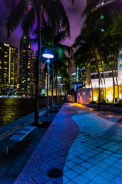 Färgglada natt i Miami Riverwalk — Stockfoto