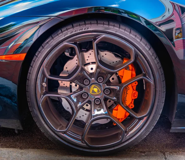 Detalle de una rueda negra Lamborghini Huracan —  Fotos de Stock