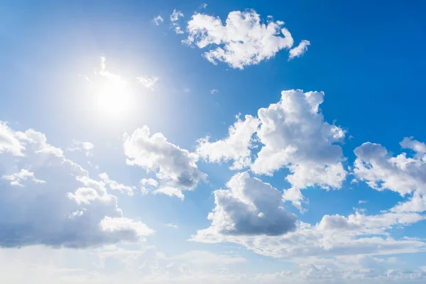 Strahlende Sonne und weiße Wolken — Stockfoto