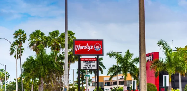 Señal del restaurante de Wendy en un día despejado — Foto de Stock