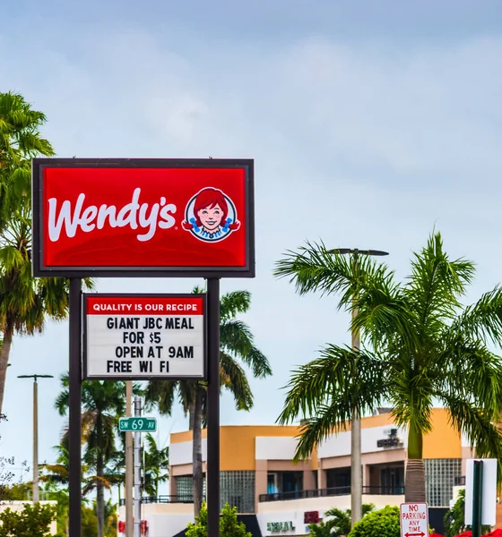 O sinal do restaurante da Wendy num dia nublado — Fotografia de Stock