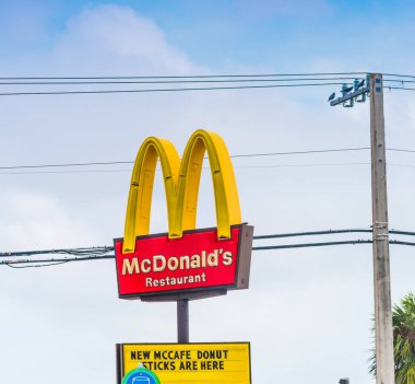 Mcdonald's restoran işareti açık bir günde
