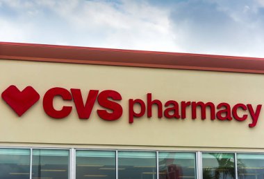 Bulutlu bir günde Cvs Eczane mağaza işareti