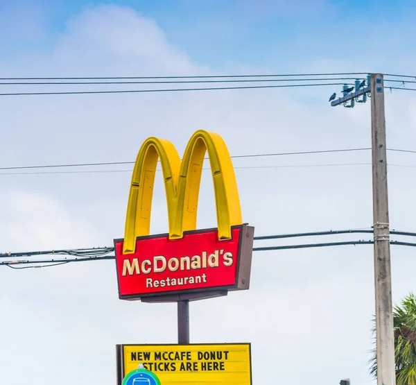 McDonald's restaurant sign on a clear day — Stock Photo, Image