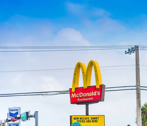 Firma del restaurante McDonald 's en un día despejado — Foto de Stock