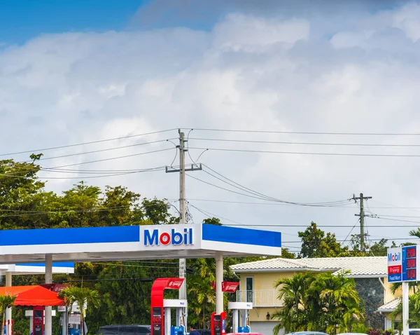 Mobil gas station in Miami on a cloudy day — Stock Photo, Image