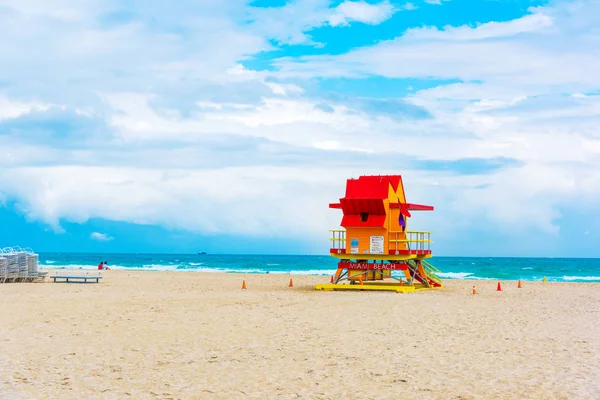 マイアミビーチの赤とオレンジのライフガードタワー — ストック写真