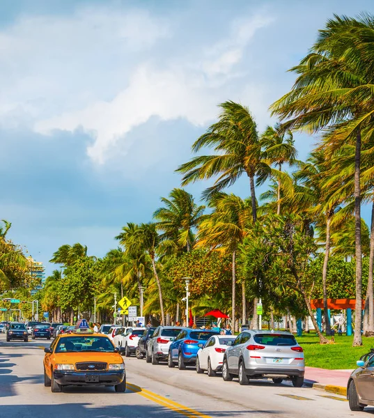 Tráfico en la famosa Ocean Drive — Foto de Stock