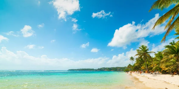 Blauer Himmel über dem Caravelle-Strand in Guadeloupe — Stockfoto