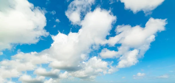 Мягкие облака в летнее время — стоковое фото
