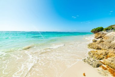 Guadeloupe Kuru Üzüm Clairs plaj üzerinde açık gökyüzü