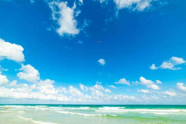 Moln över vackra Miami Beach Shore — Stockfoto