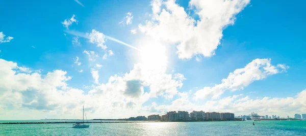 Парусный спорт в заливе Майами Бич под ярким солнцем — стоковое фото