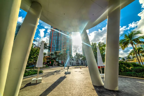 Sol brillando sobre Miami Beach al atardecer — Foto de Stock