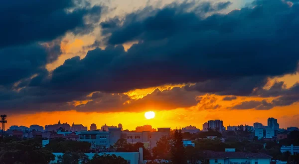 Słońce świeci nad Miami na pochmurny zachód słońca — Zdjęcie stockowe