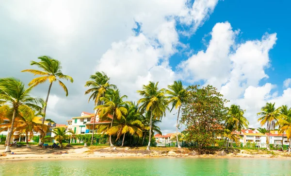 Overskyet himmel over Bas du Fort strand i Guadeloupe - Stock-foto