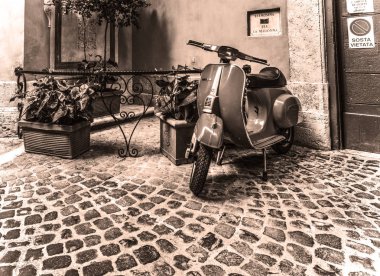 Vespa pitoresk bir köşeye park ettim. 