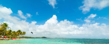 Guadeloupe bulutlu bir günde La Caravelle plaj