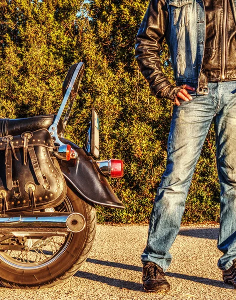 Biker neben einem klassischen Motorrad — Stockfoto