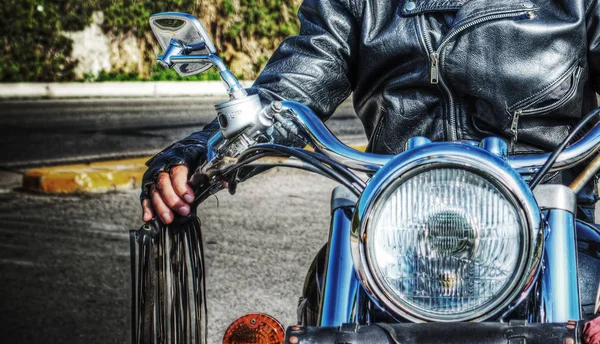 Frontansicht von Biker und Motorrad in hdr — Stockfoto