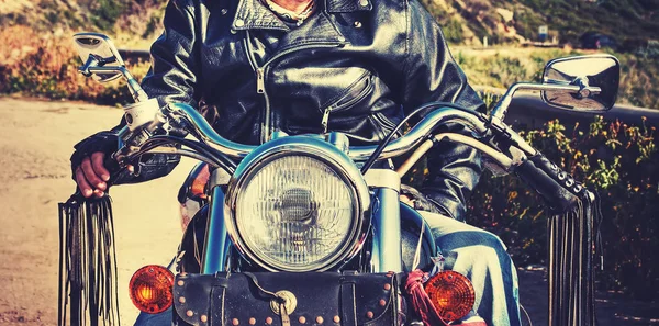 Вид спереди байкера и мотоцикла в винтажном тоне — стоковое фото