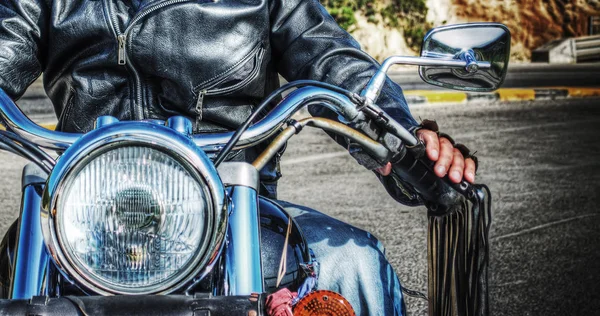 Tampilan depan biker dan sepeda motor dalam hdr — Stok Foto