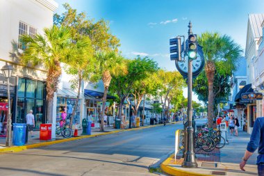 Ünlü Duval Caddesi'ndeki ler