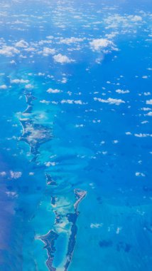 Turkuaz su ile çevrili küçük Bahamaadaları adaları