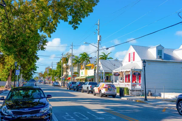 Coches aparcados en la hermosa calle Duval —  Fotos de Stock