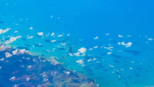 Повітряна думка берегової лінії Багамських островів під невеликими хмарами — стокове фото