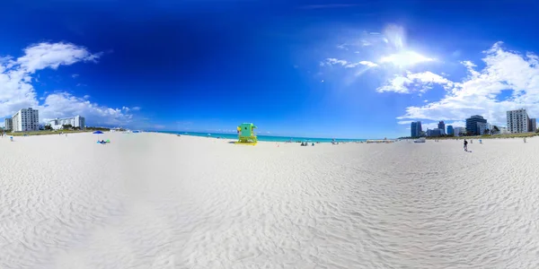 Färgglada livräddare torn i världsberömda Miami Beach — Stockfoto