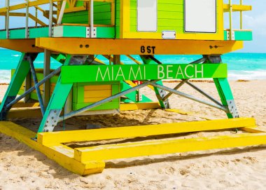 Miami Beach renkli bir cankurtaran kulübesi üzerine yazılmış