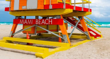 Miami Beach renkli bir cankurtaran kulesi üzerine yazılmış