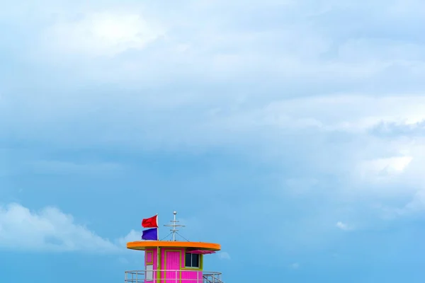 Rosafarbener Rettungsschwimmturm unter bewölktem Himmel am Strand von Miami — Stockfoto